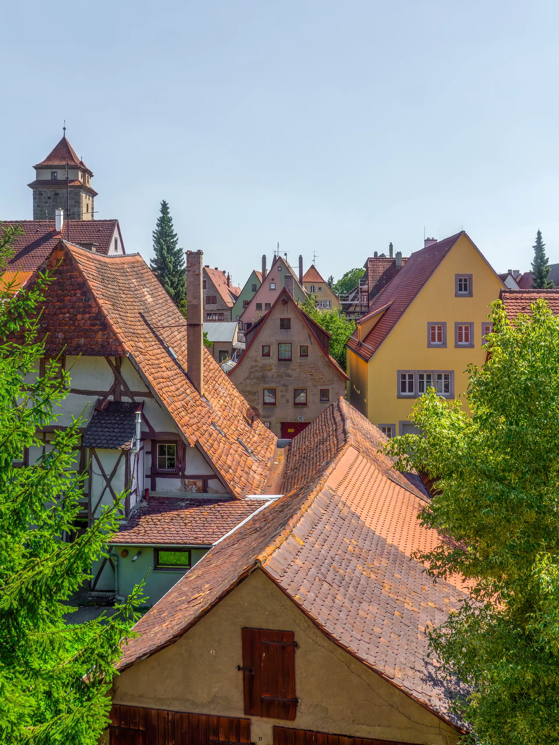 Casario histórico de Rothenburg ob der Tauber com a torre Spitaltorturm ao fundo.