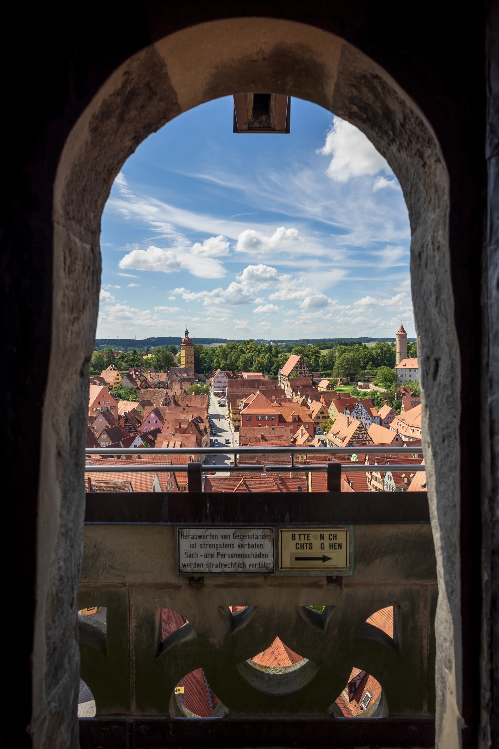 Vista da cidade velha de Dinkelsbühl a partir da torre da igreja de São Jorge.