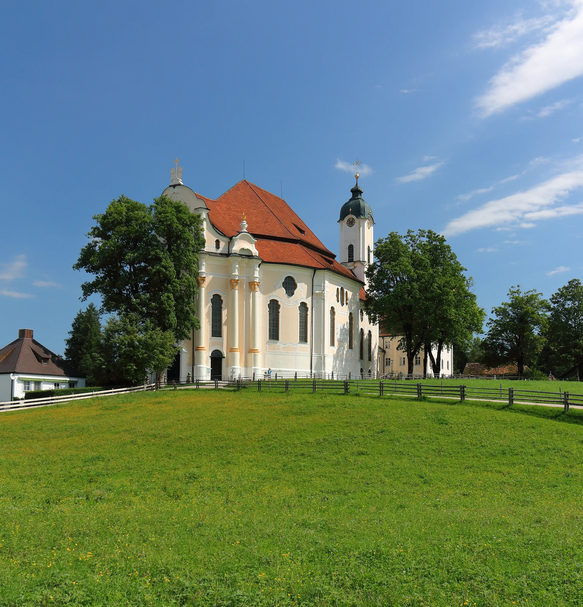 Igreja de peregrinação de Wies em meio à paisagem rural perto de Steingaden.