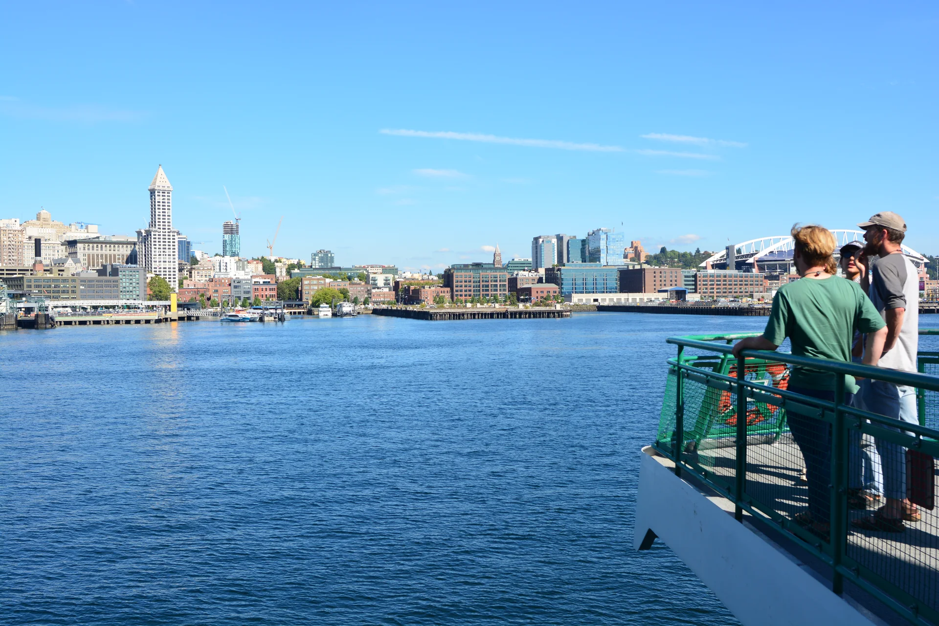 Vista do centro de Seattle a partir de uma balsa em Elliott Bay, com água, cais e edifícios da cidade.