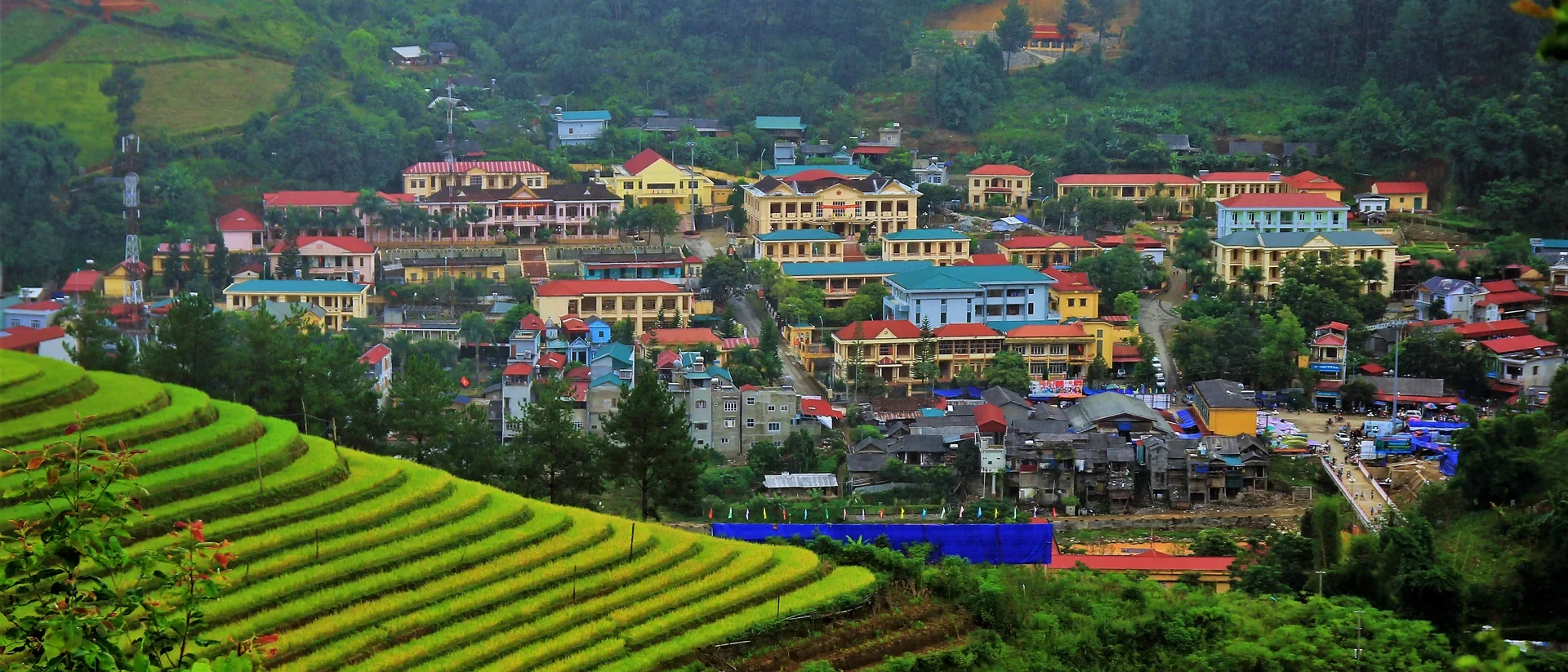 Vista de Mù Cang Chải na época do arroz maduro, com campos dourados entre montanhas.