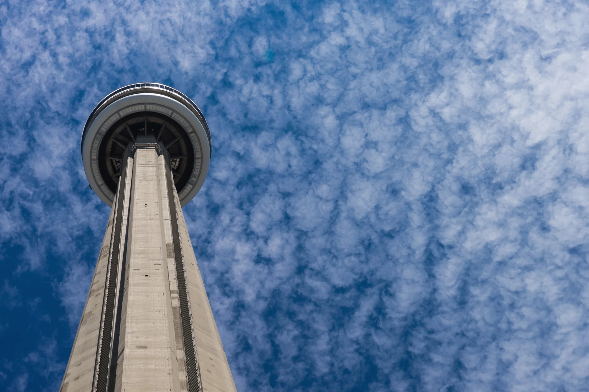 CN Tower vista de baixo contra o céu em Toronto