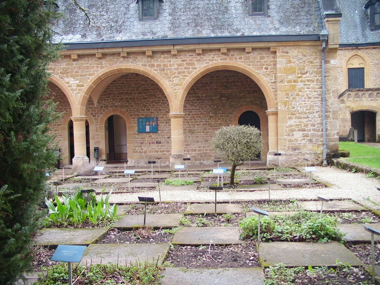 Objetos e recipientes ligados à antiga farmácia monástica exibidos na Abadia de Orval.