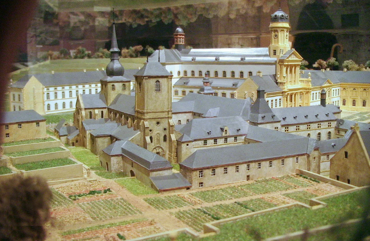 Maquete histórica da Abadia de Orval em exibição no Museu Monástico.
