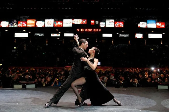 Casal dança tango em palco diante de público no Festival y Mundial de Tango de Buenos Aires