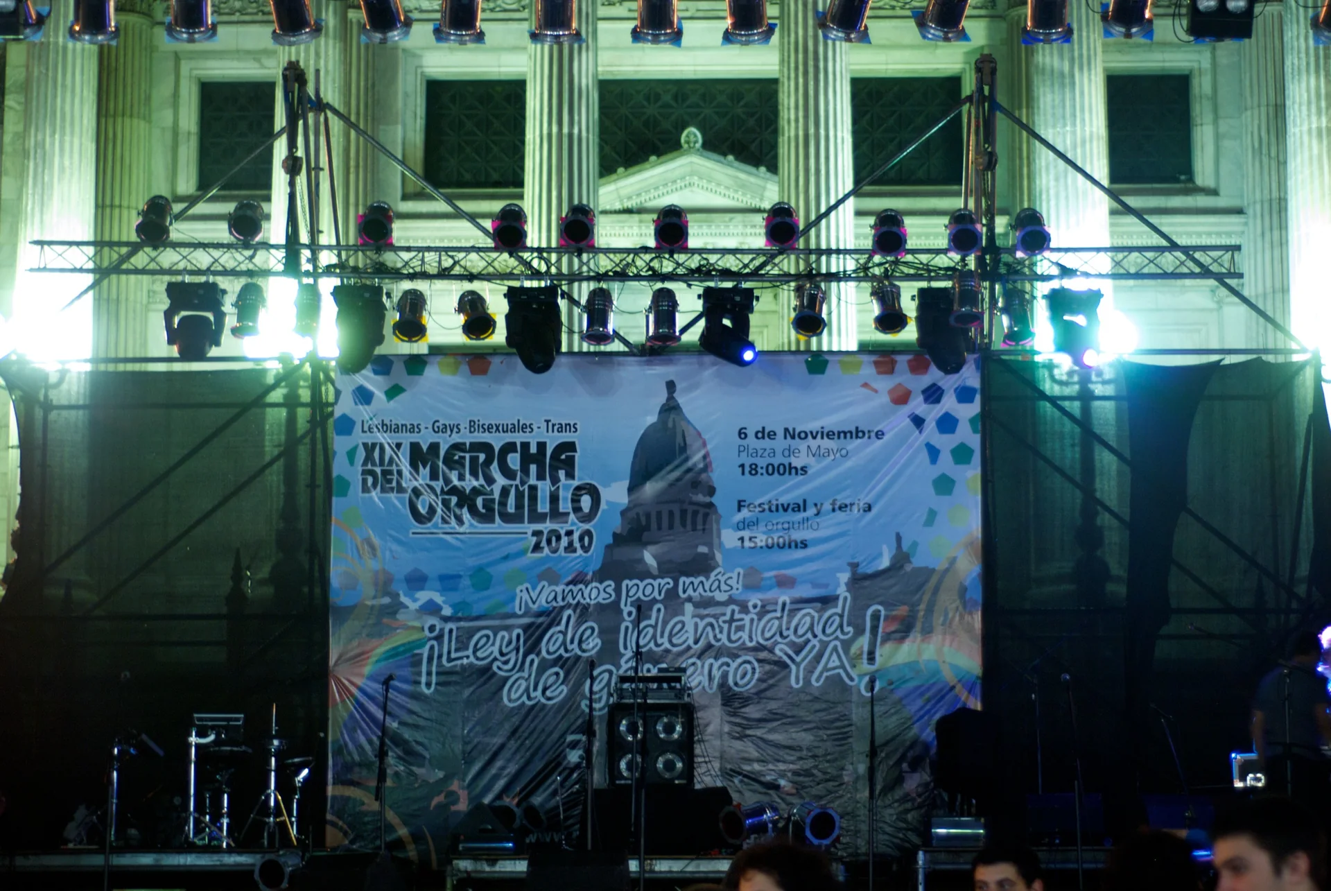 Palco da Marcha del Orgulho de 2010 diante do Congresso Nacional, em Buenos Aires