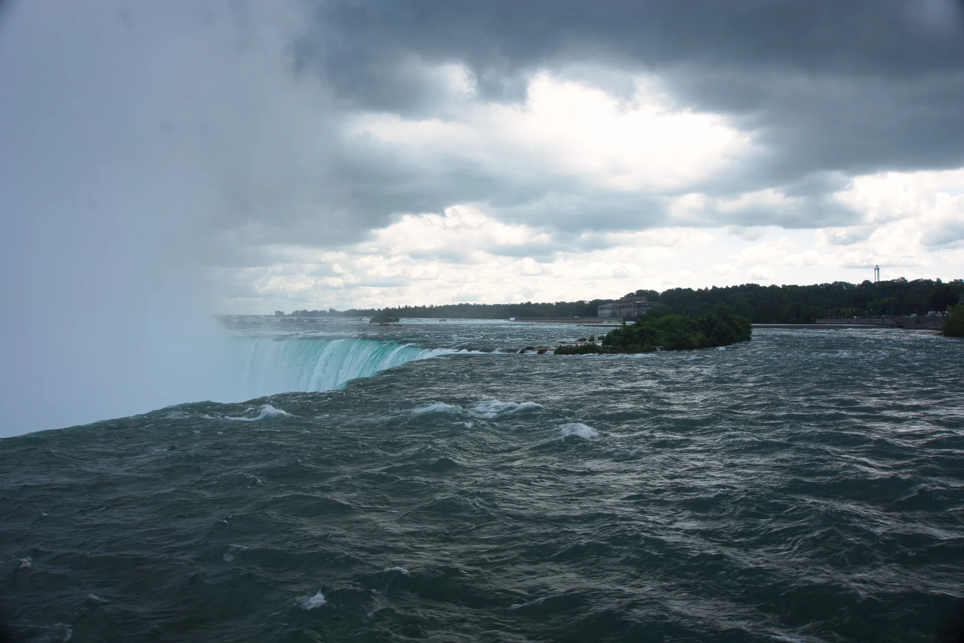 Horseshoe Falls e o rio Niagara sob céu nublado, vistos do lado canadense em Niagara Falls, Ontário