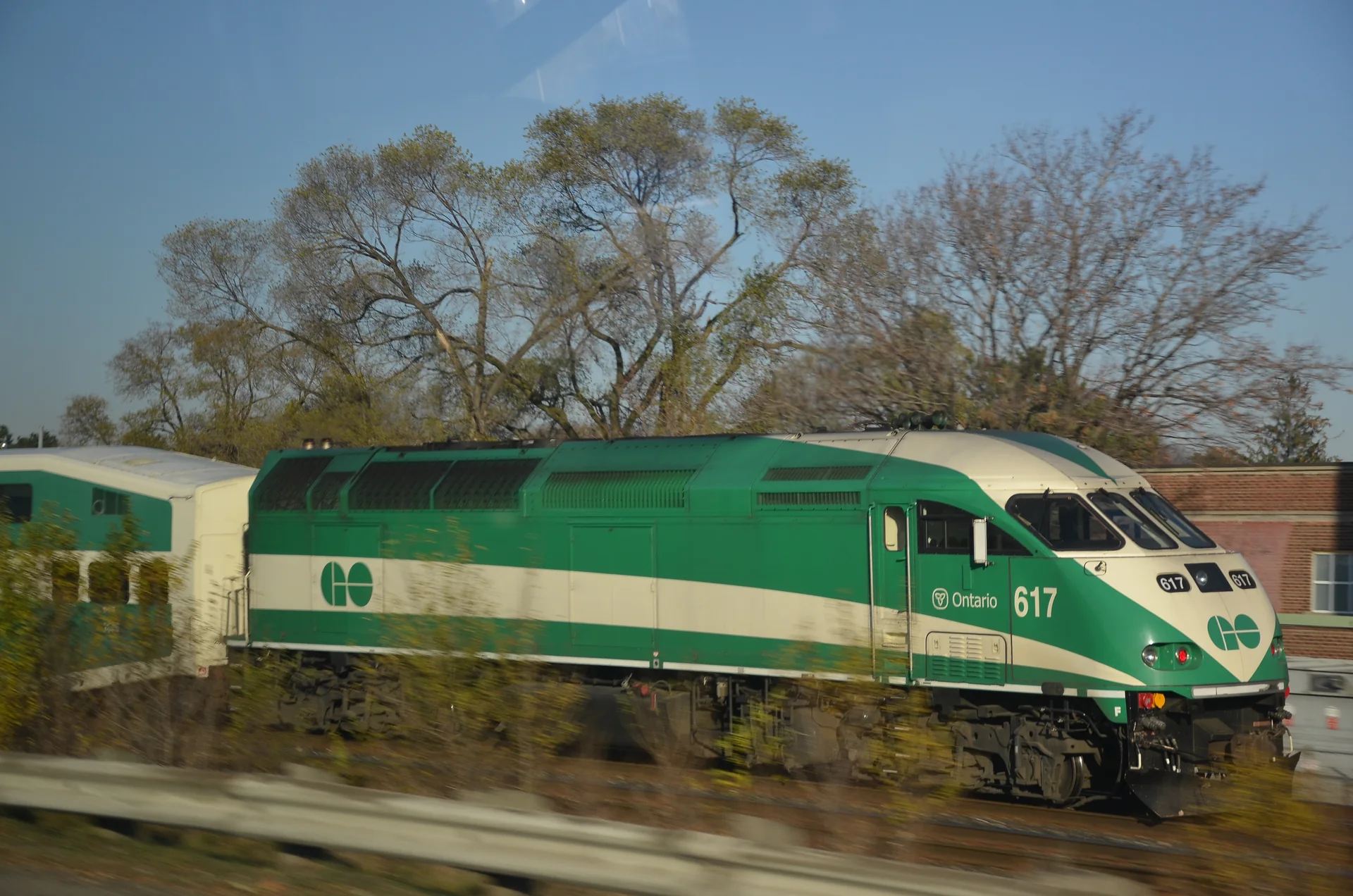 Trem verde e branco da GO Transit em deslocamento na região de Toronto