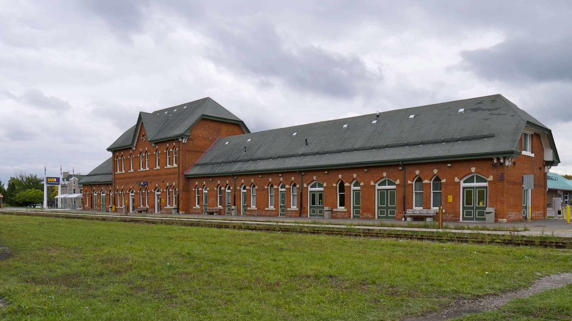 Fachada de tijolos vermelhos da estação ferroviária de Niagara Falls, Ontário