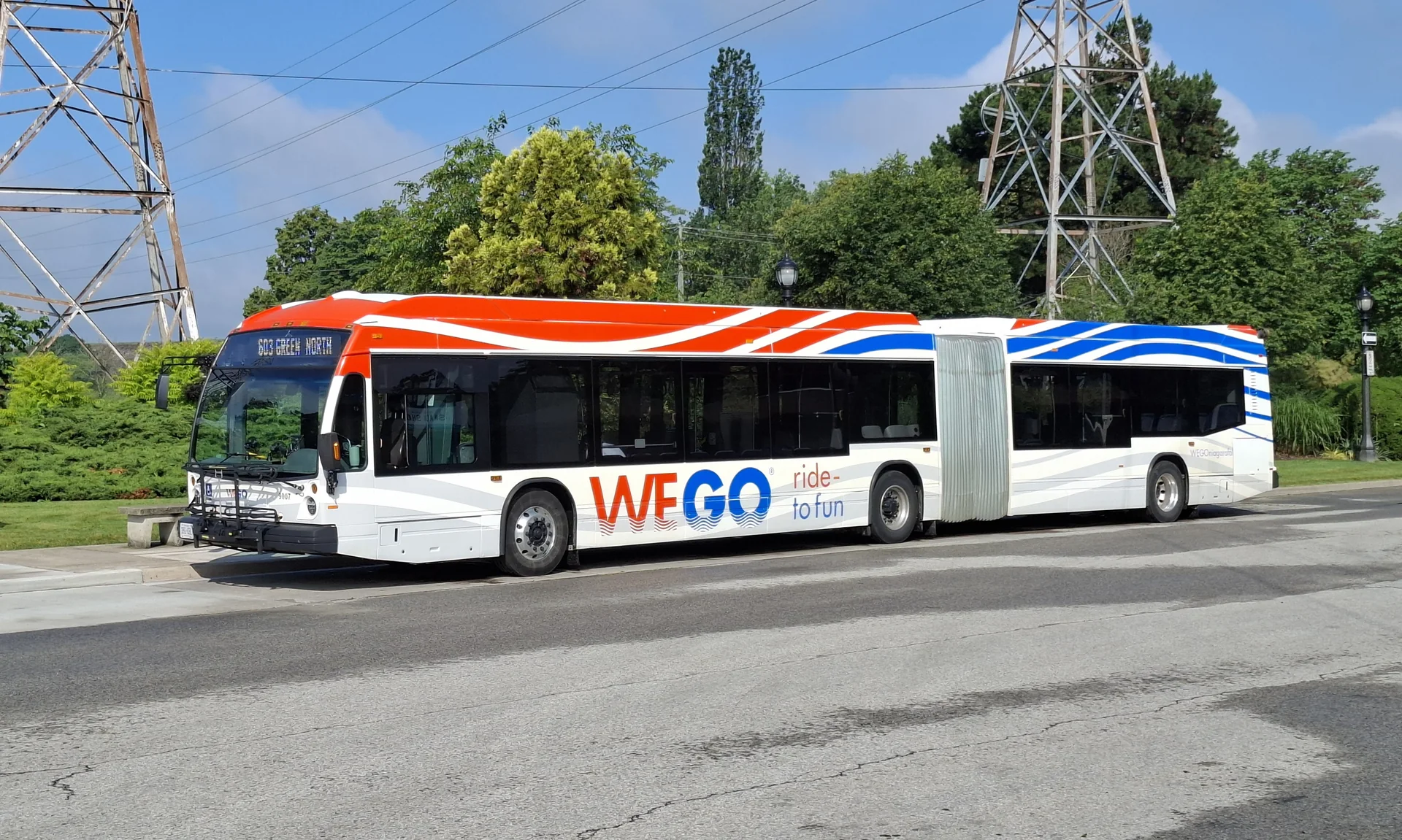 Ônibus branco, vermelho e azul do sistema WEGO parado em Niagara Falls, Ontário