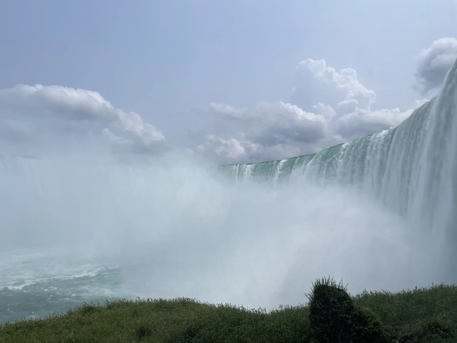 Vista das Horseshoe Falls envoltas em névoa a partir da área de Journey Behind the Falls