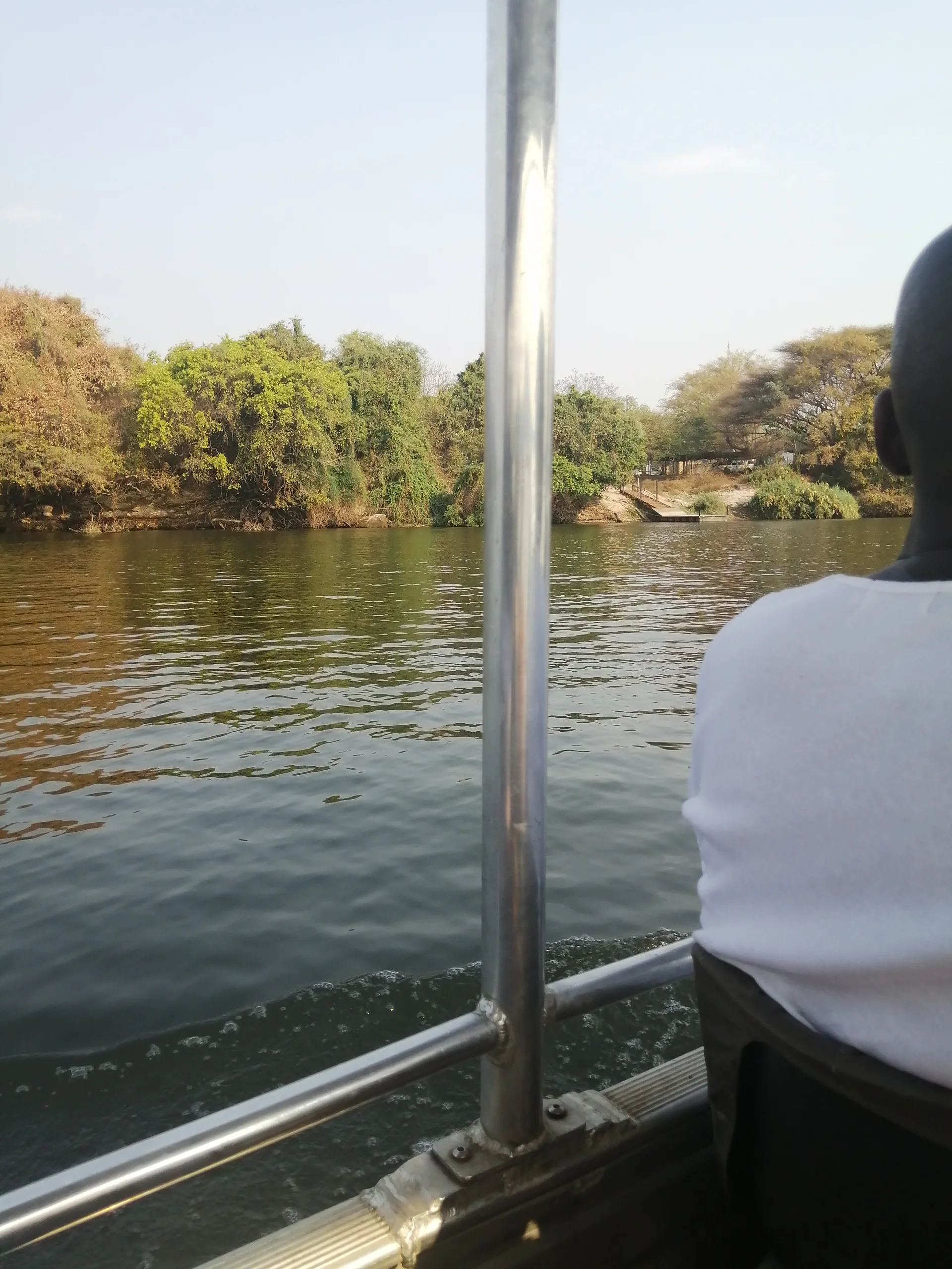 Passageiro em embarcação navegando no rio Chobe.
