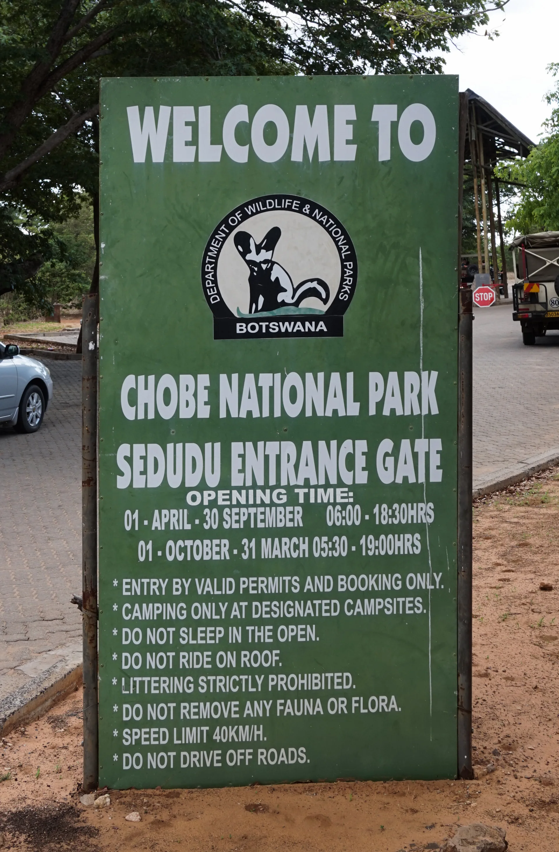 Placa da entrada Sedudu do Parque Nacional de Chobe.