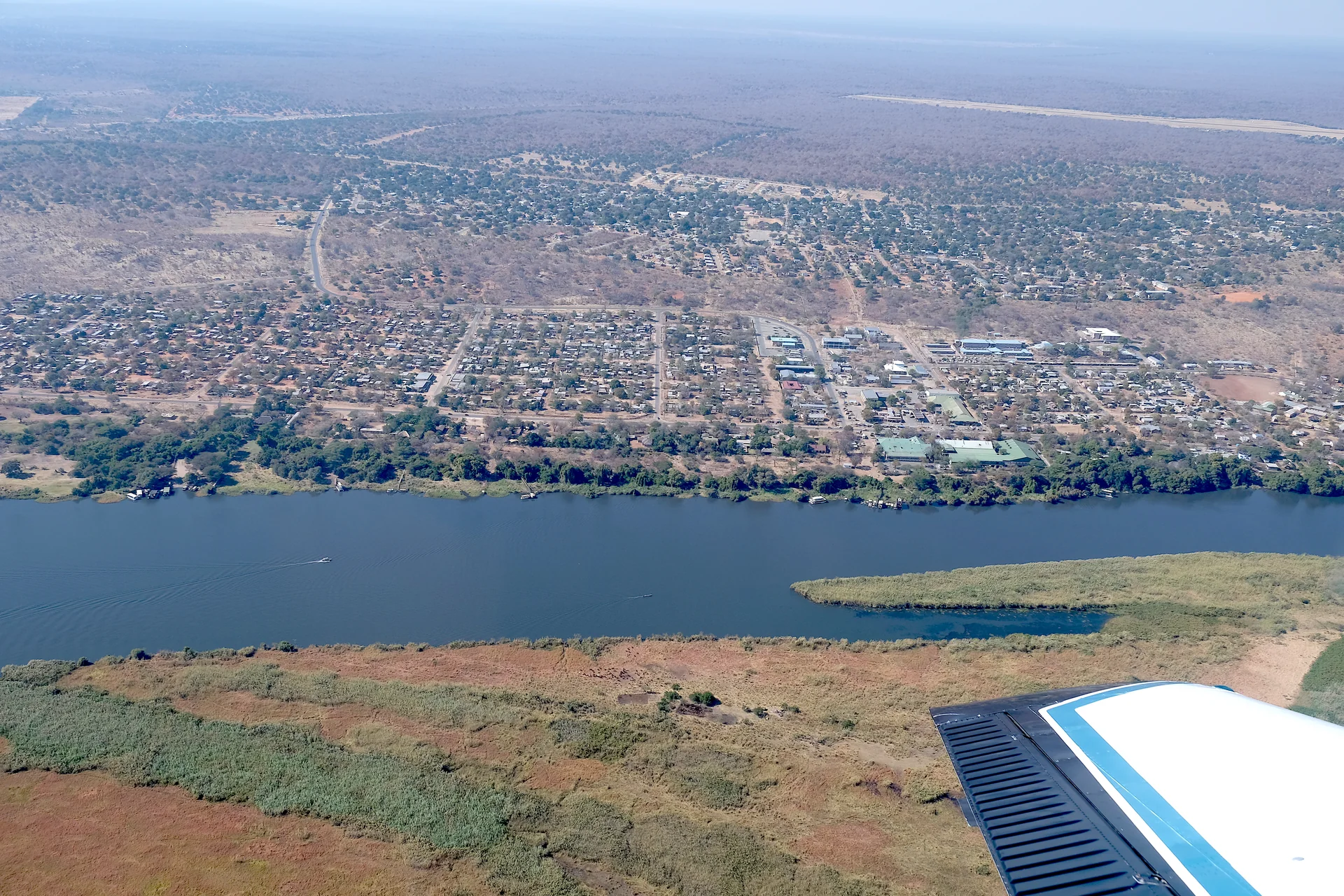 Vista aérea de Kasane e do rio Chobe.