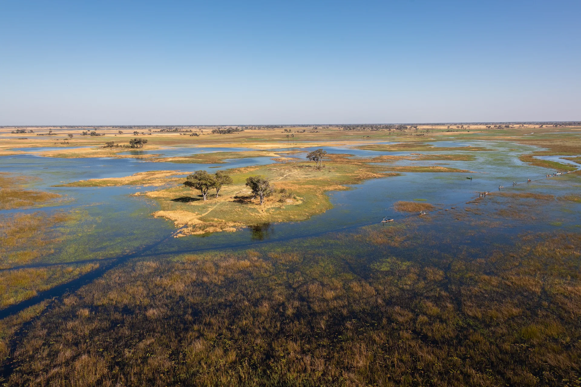 Vista aérea do Delta do Okavango, em Botsuana, com canais, ilhas e mokoros