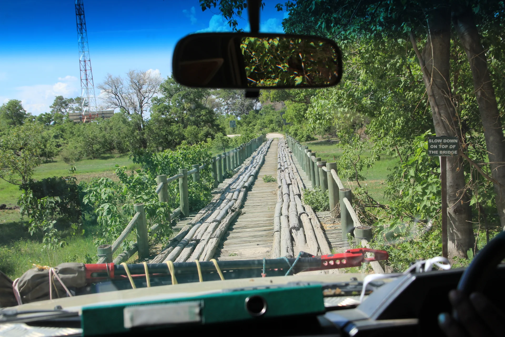 Ponte de madeira sobre um curso de água na Reserva de Caça de Moremi