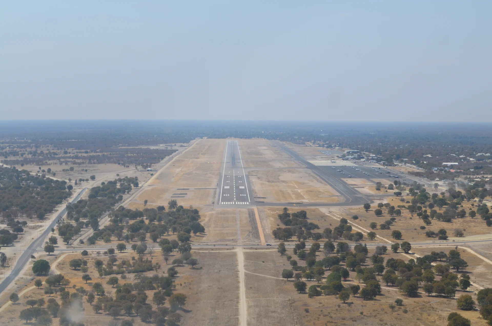 Vista de áreas alagadas e canais durante a aproximação aérea ao aeroporto de Maun