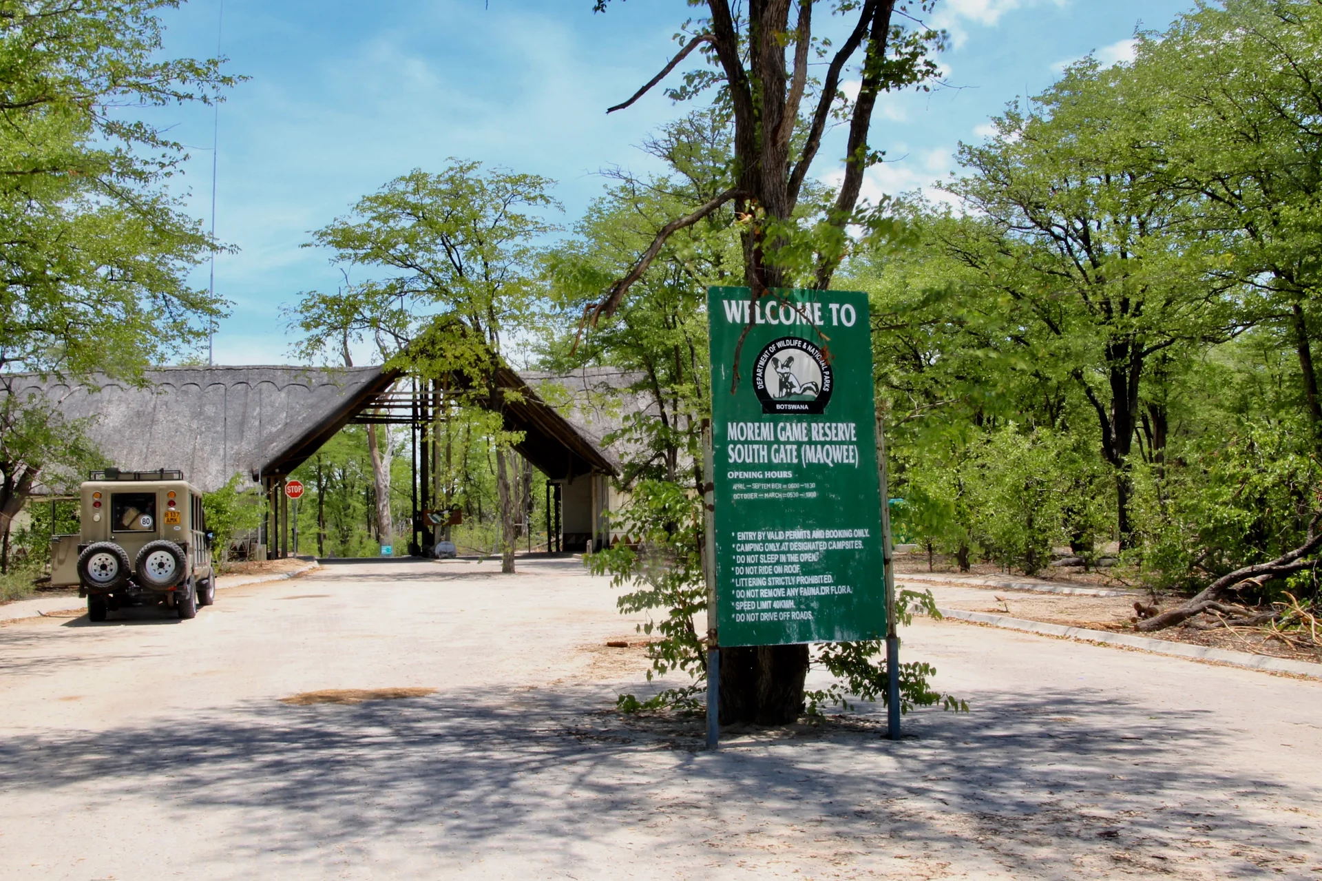 Portão de entrada da Reserva de Caça de Moremi, em Botsuana