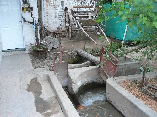 Canal de irrigação entre vinhedos de Maipú, na província de Mendoza