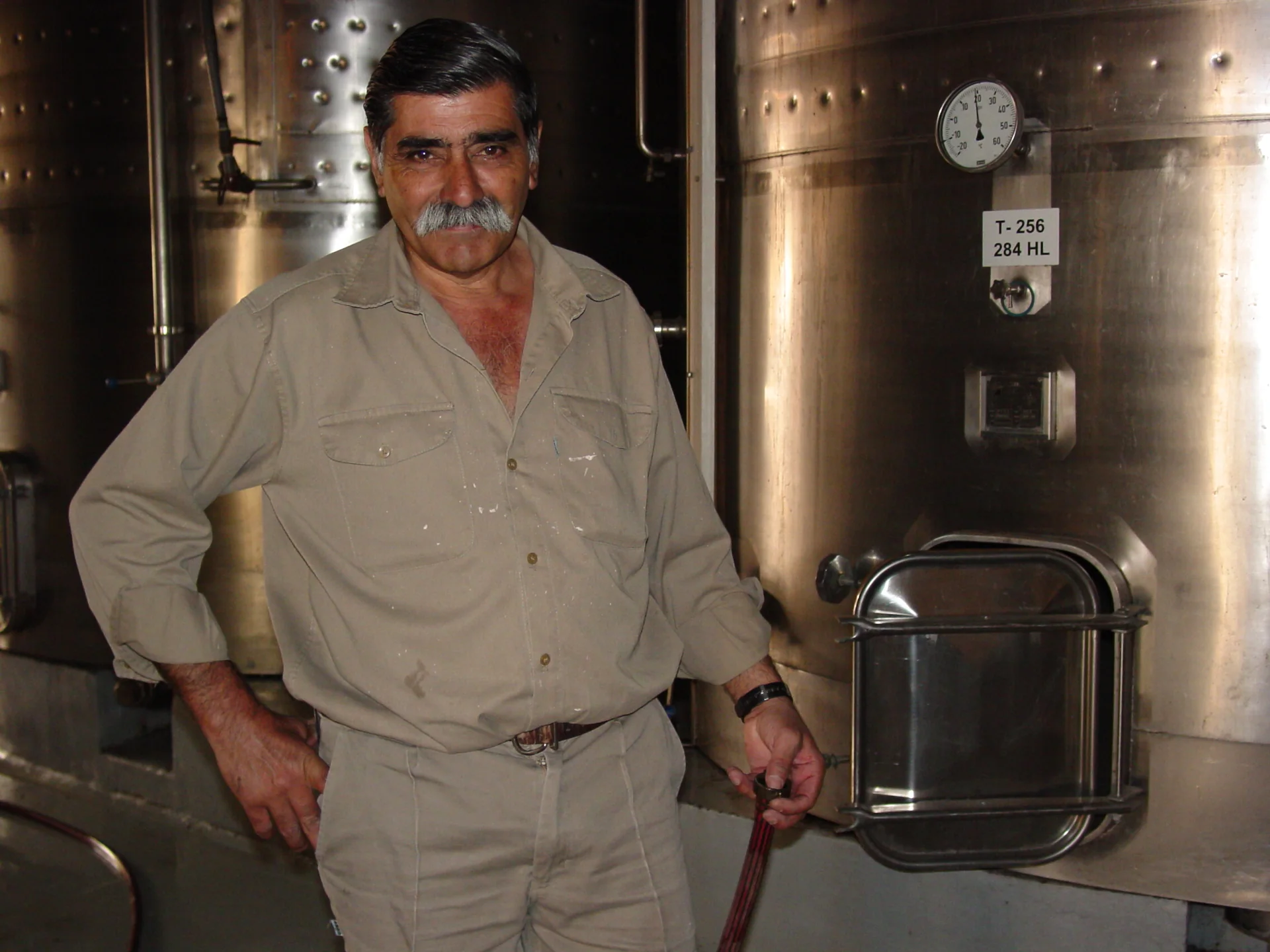 Trabalhador ao lado de tanques de vinificação na Bodega La Rural, em Mendoza