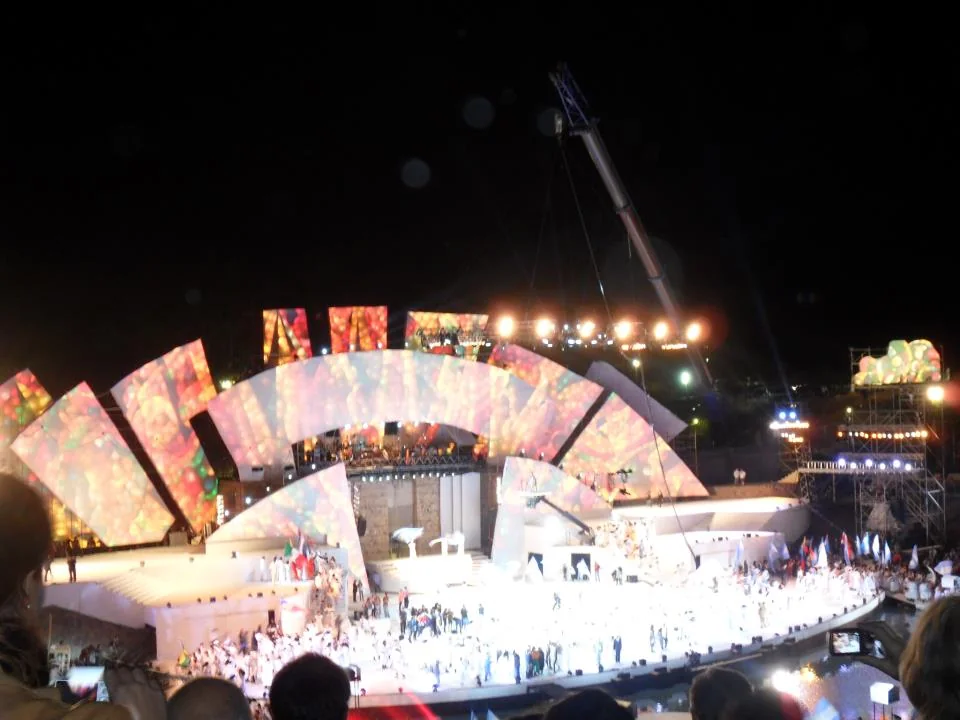 Palco iluminado do Ato Central da Festa Nacional da Vendimia, em Mendoza