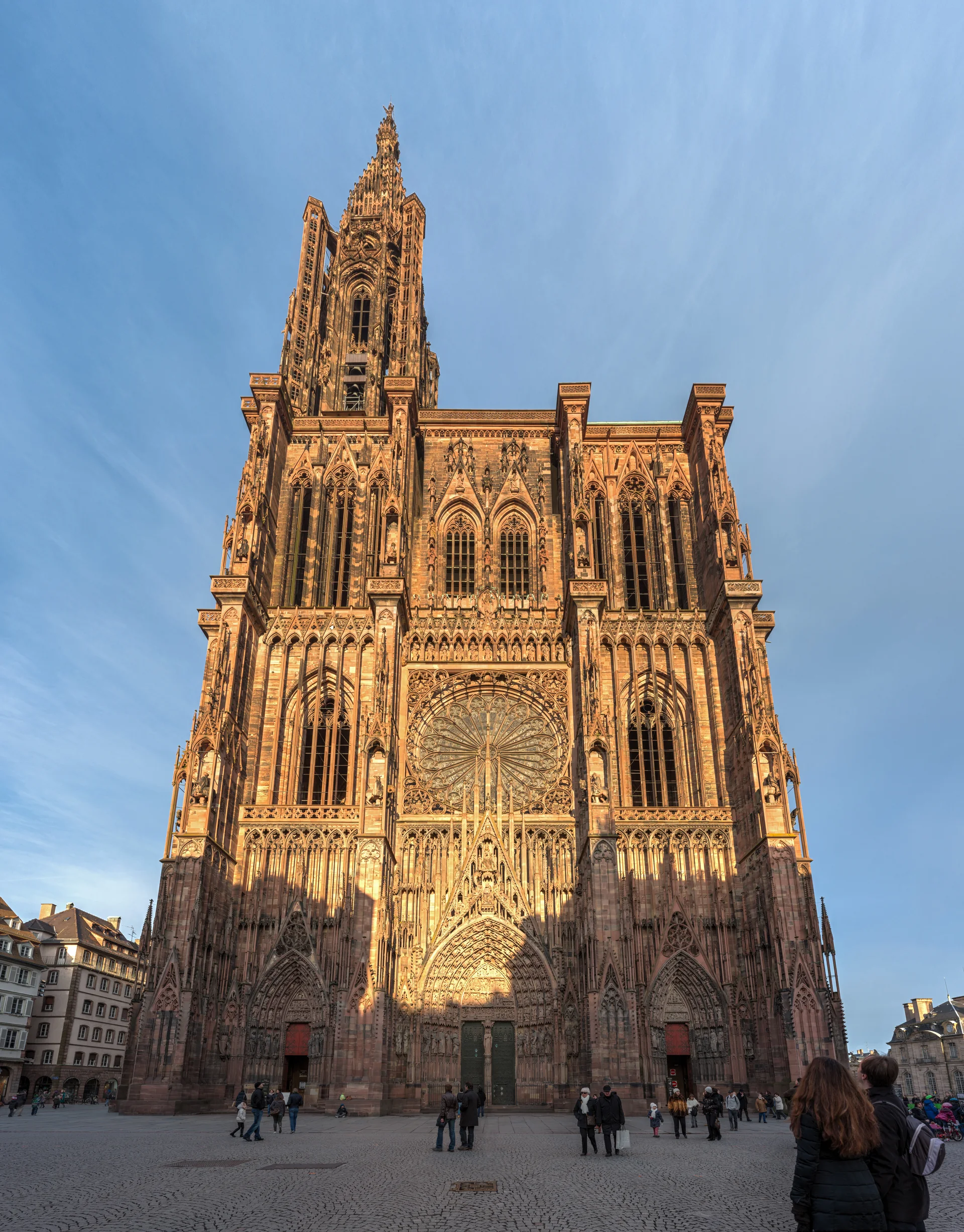 Fachada principal da Catedral de Notre-Dame de Estrasburgo sob céu azul