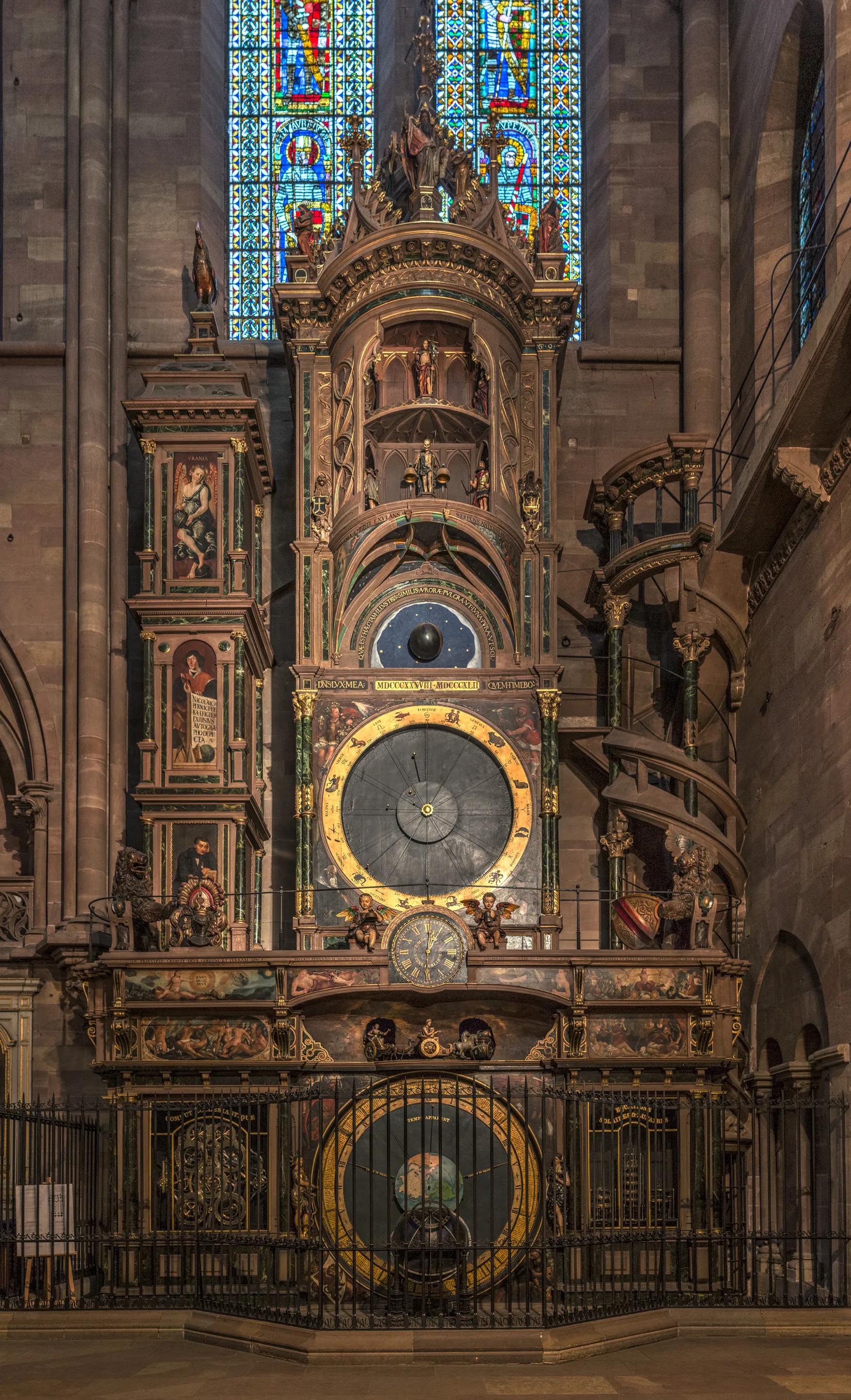 Relógio astronômico renascentista no interior da Catedral de Notre-Dame de Estrasburgo