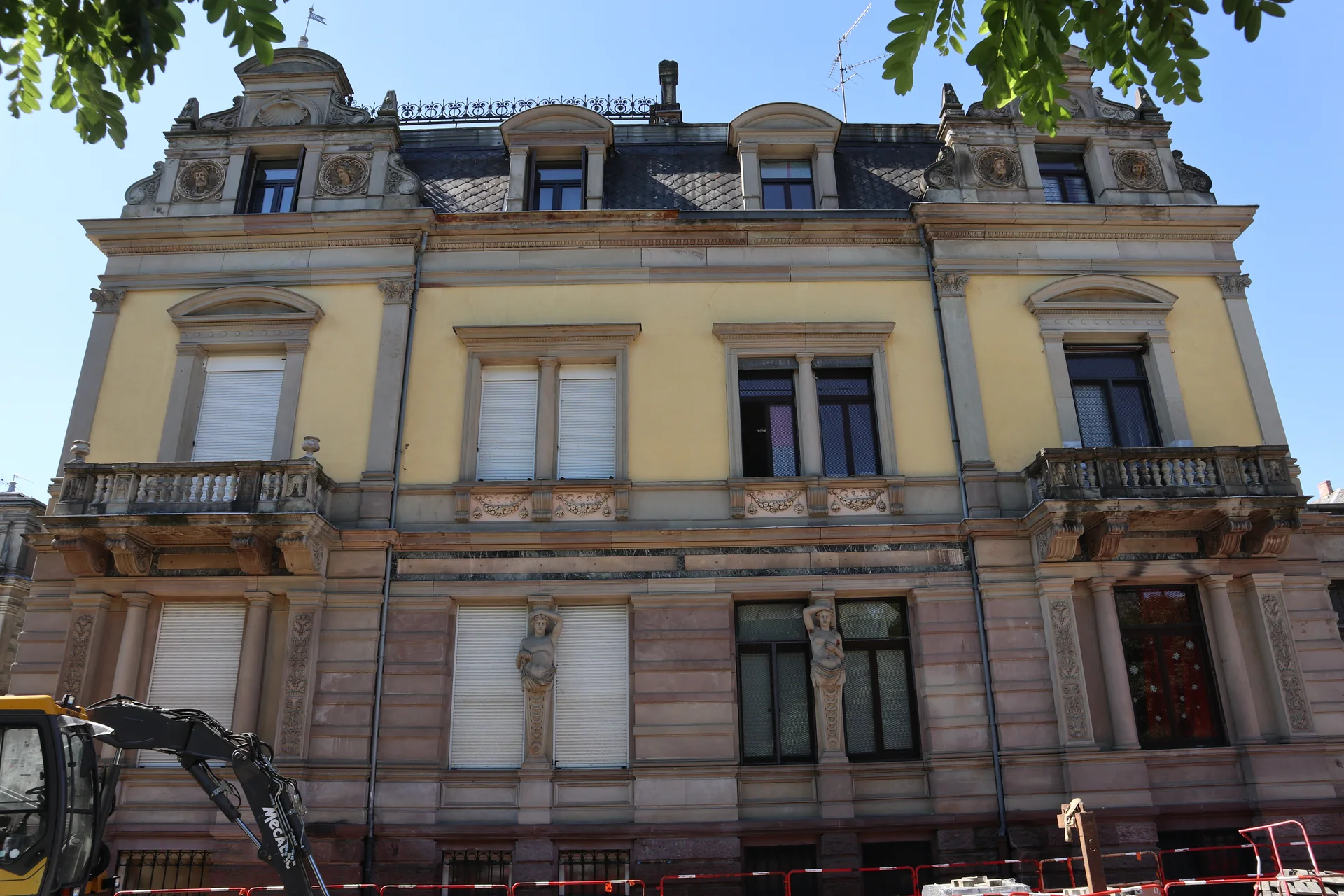 Fachada ornamentada de edifício residencial na Neustadt de Estrasburgo