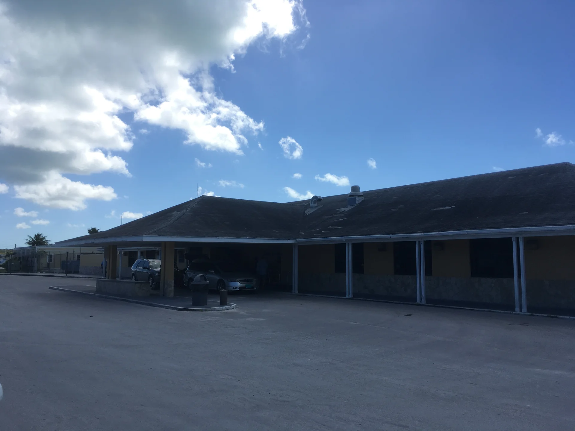 Área externa do Exuma International Airport, em Great Exuma, em dia claro.