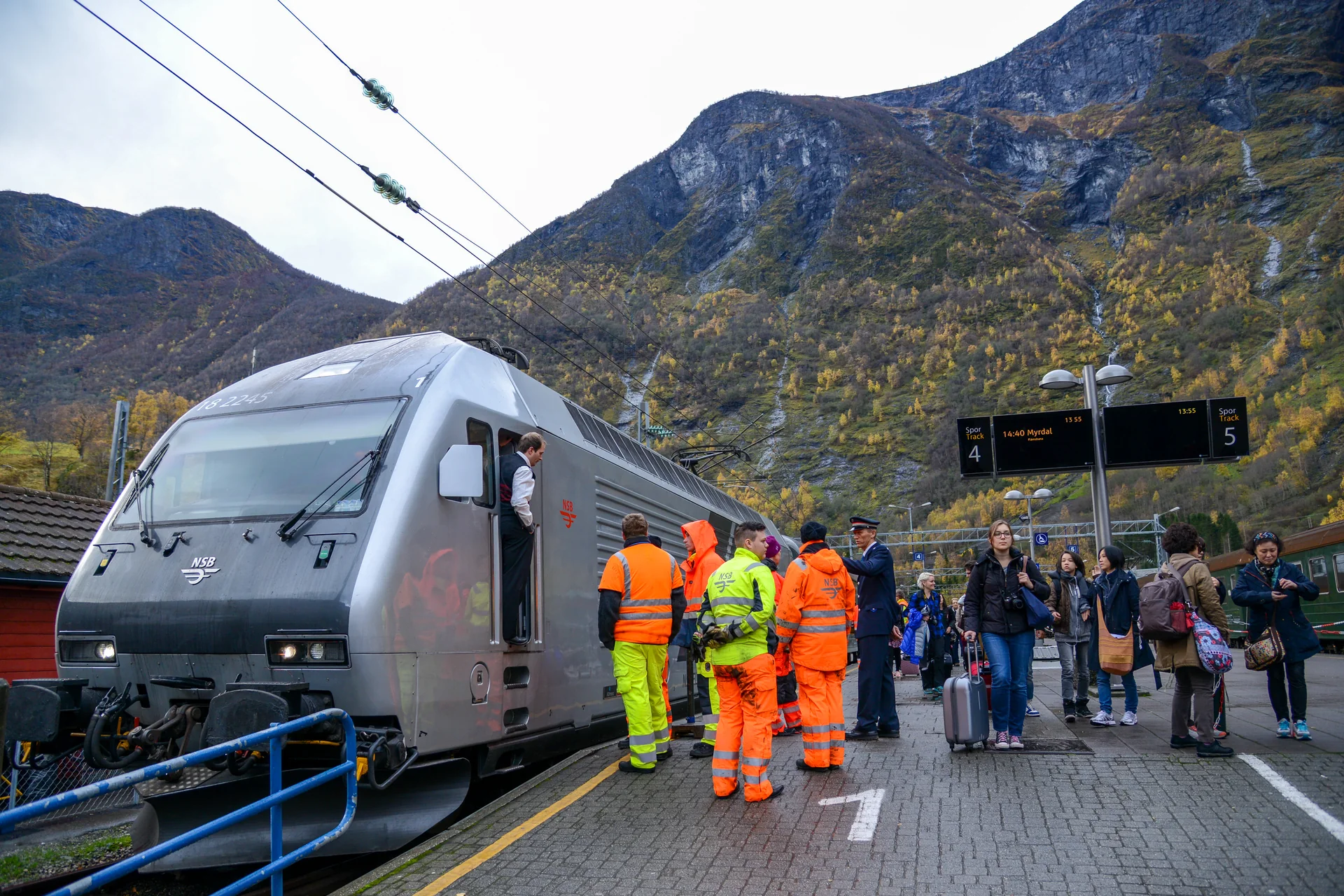 Passageiros e trens nas plataformas da estação de Myrdal, ponto de conexão com a Flåmsbana.