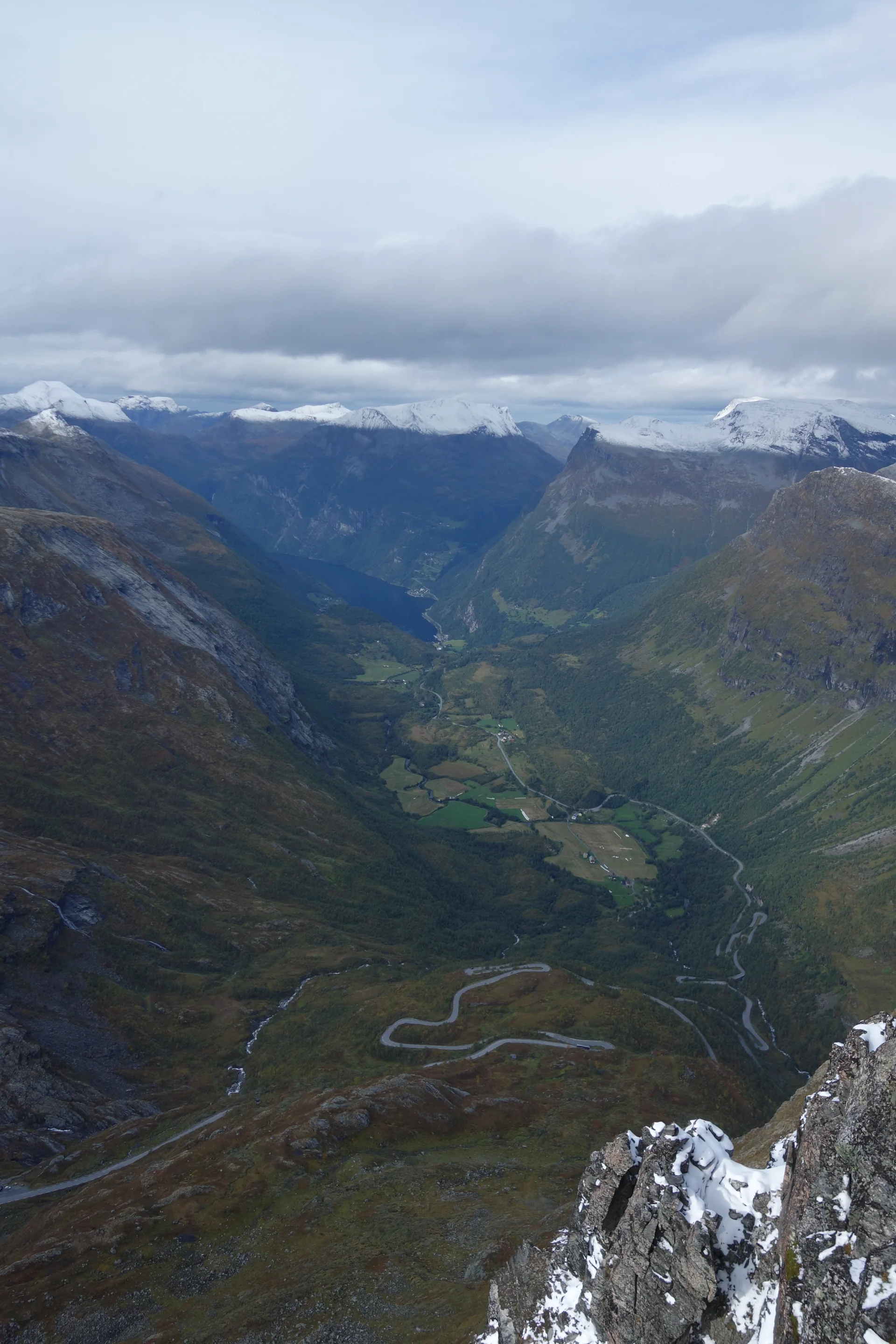 Vale e estrada de montanha vistos do alto de Dalsnibba, acima do Geirangerfjord.