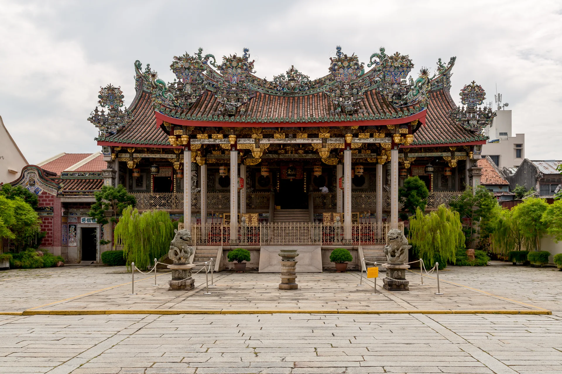 Fachada do complexo de clã Leong San Tong Khoo Kongsi, em George Town, com telhado ornamentado e pátio frontal.