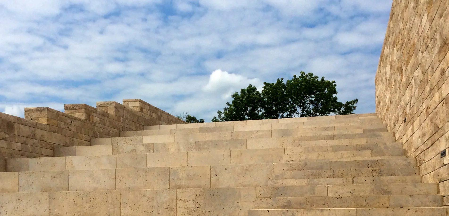 Escadaria sul do edifício da GRIMMWELT Kassel, dedicada à vida e à obra dos Irmãos Grimm