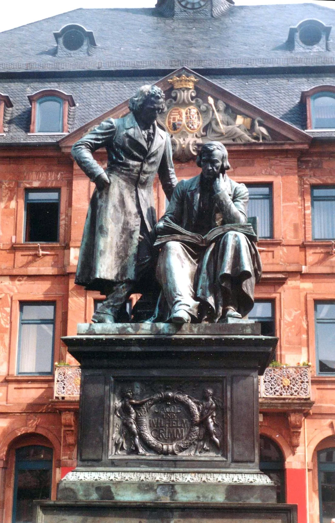Monumento aos Irmãos Grimm diante da prefeitura de Hanau