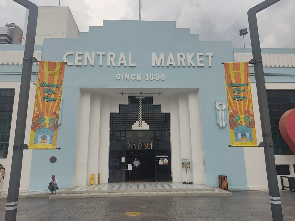 Fachada do Mercado Central de Kuala Lumpur em luz natural.