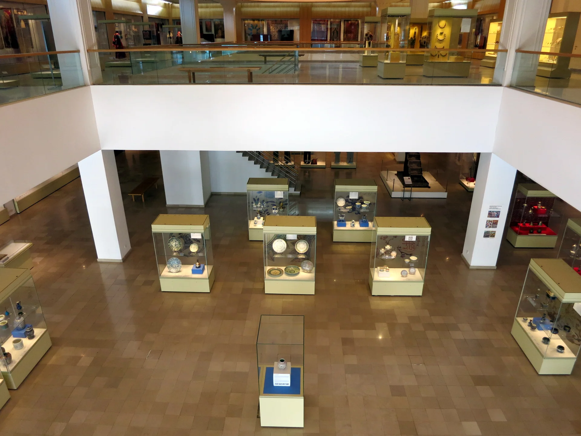 Galeria com vitrines e objetos expostos no Museu de Artes Islâmicas da Malásia.