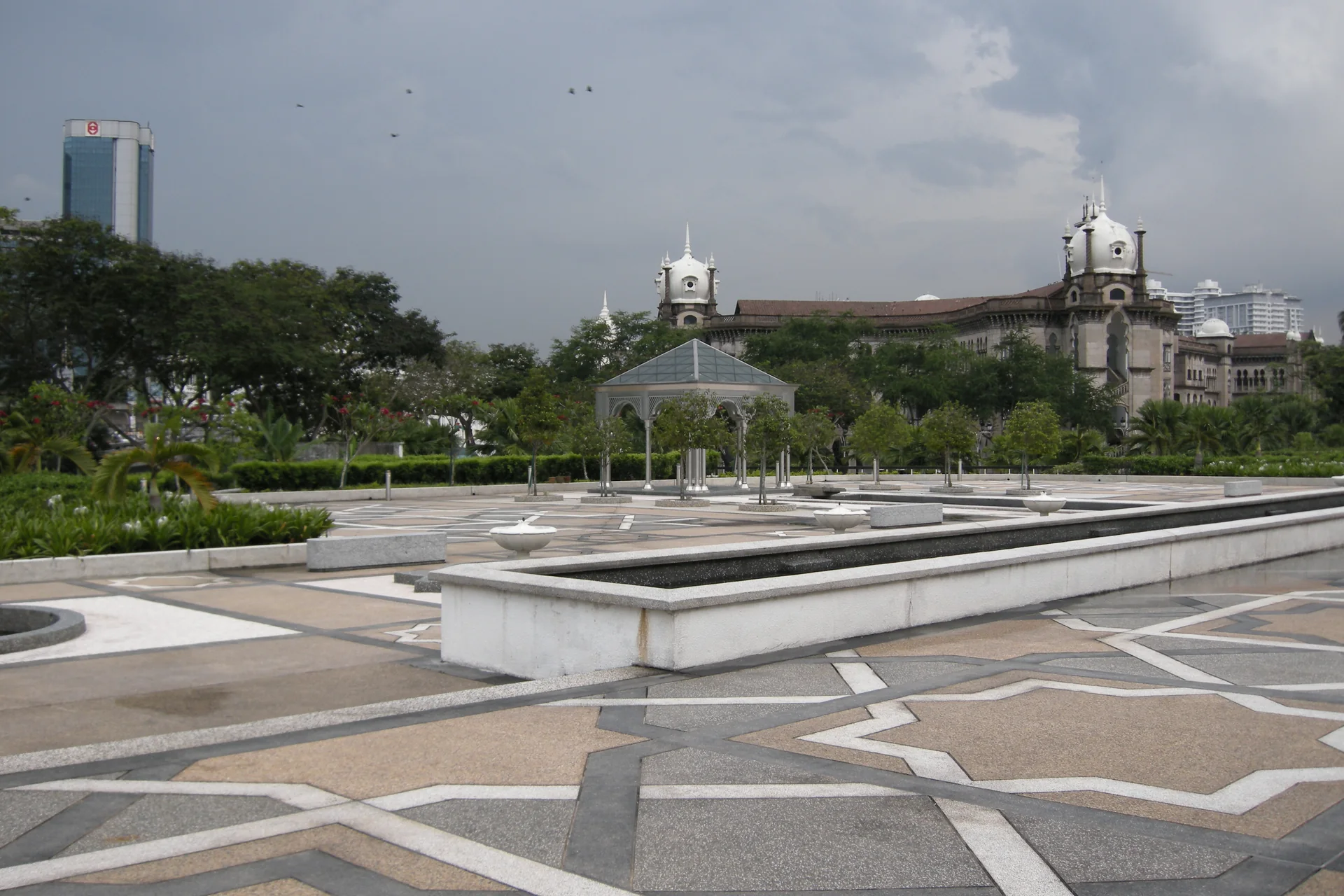 Vista externa da Mesquita Nacional da Malásia, em Kuala Lumpur, sob luz natural.