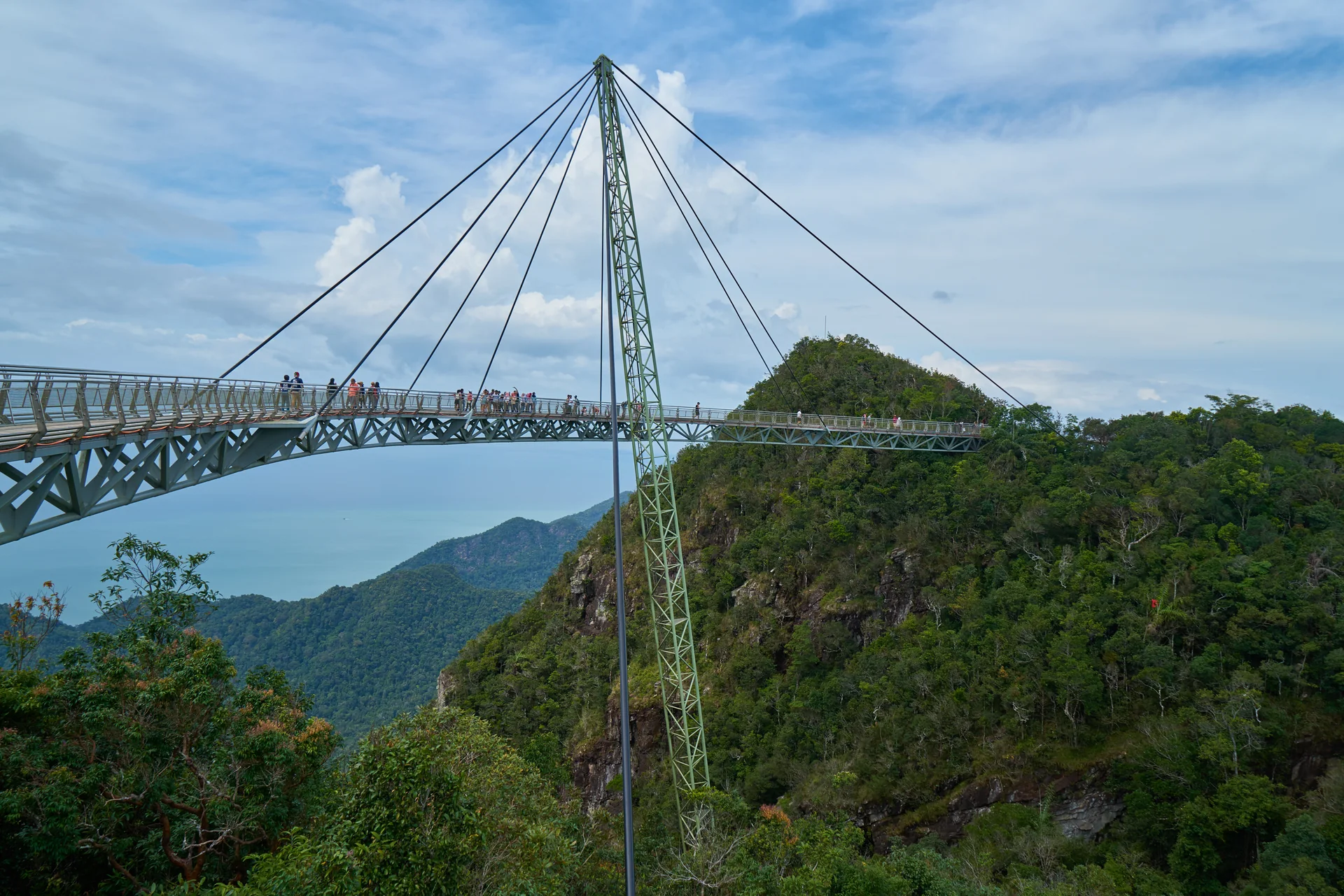 SkyBridge de Langkawi em um dia claro, suspensa entre picos verdes de Machinchang.