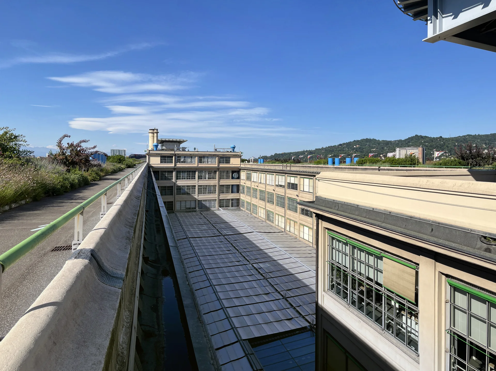 Passarela ajardinada e edifício industrial vistos da cobertura do Lingotto em Turim