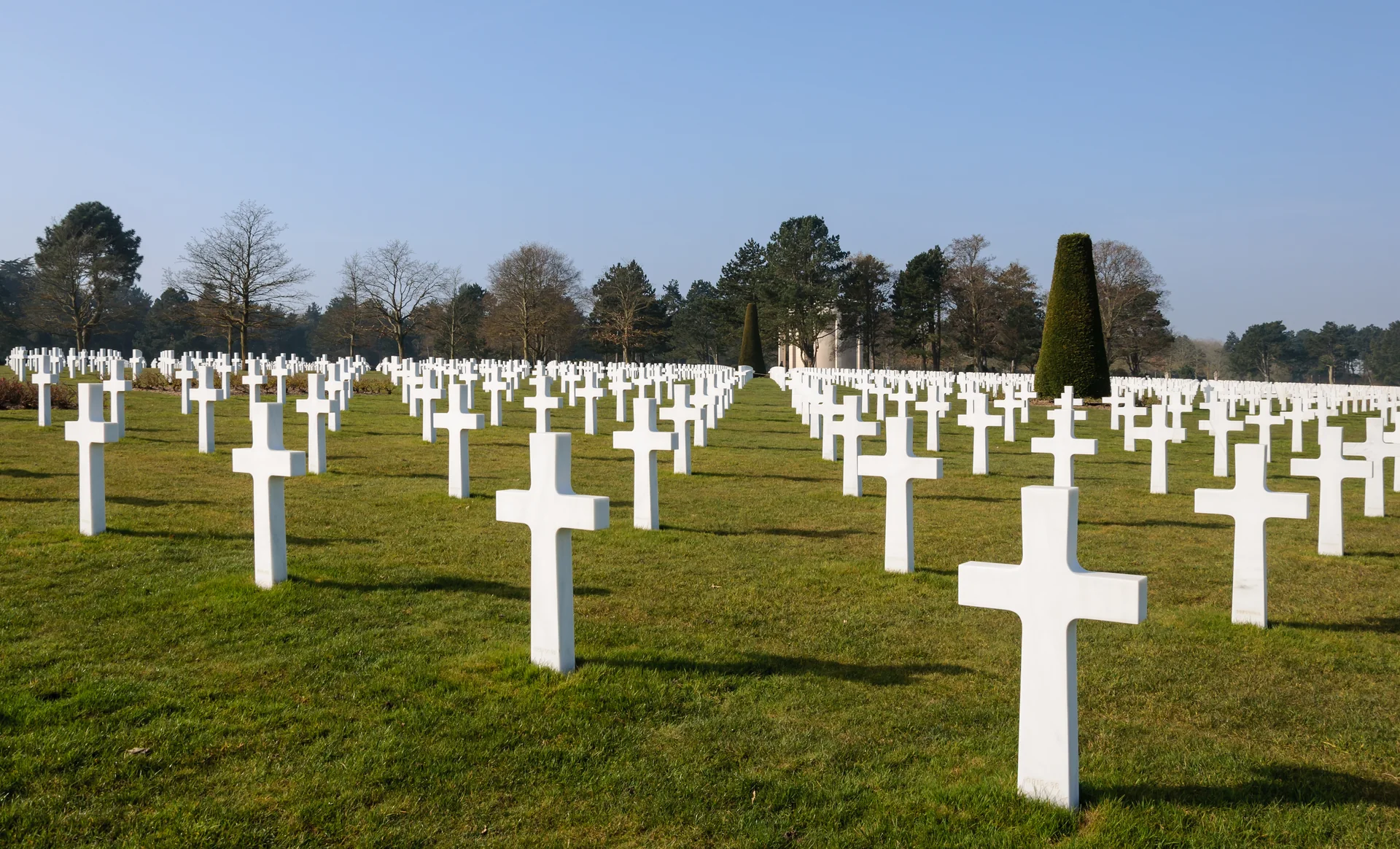 Fileiras de lápides brancas no Cemitério Americano da Normandia, em Colleville-sur-Mer