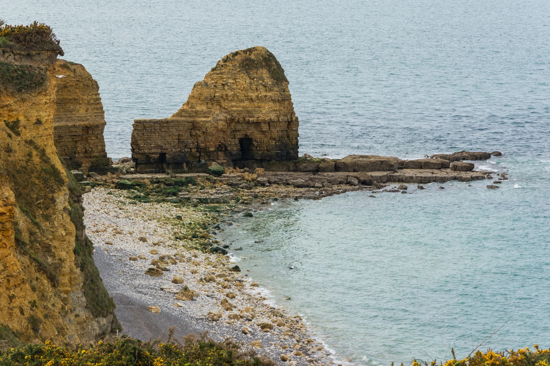 Falésias e crateras de bombas em Pointe du Hoc, na costa da Normandia
