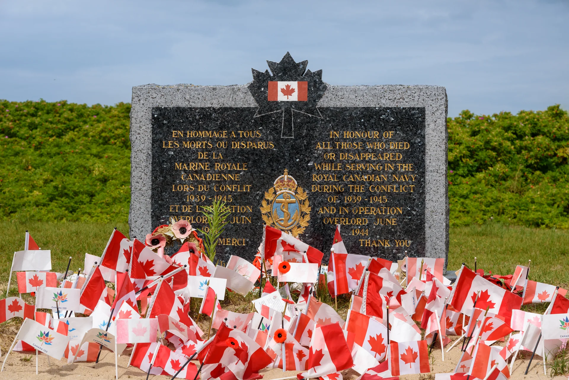 Marco memorial da Marinha Real Canadense diante da praia de Juno, em Courseulles-sur-Mer