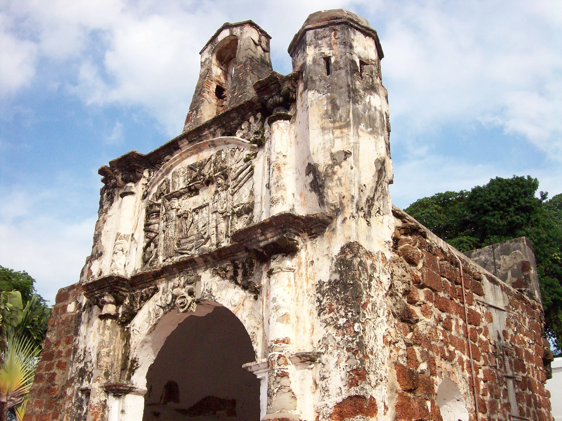Porta de Santiago, remanescente da fortaleza A Famosa, em Melaka sob luz natural.