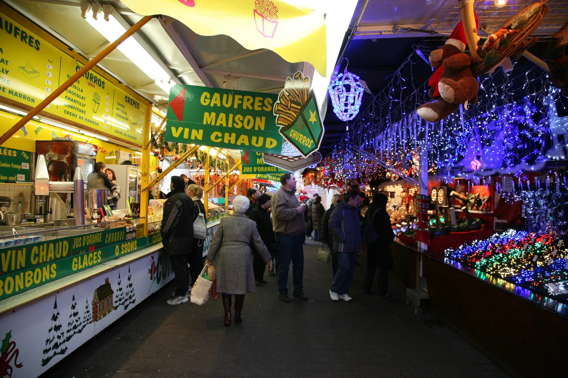 Chalés e visitantes no Chrìstkìndelsmärik, mercado de Natal da Place Broglie em Estrasburgo.