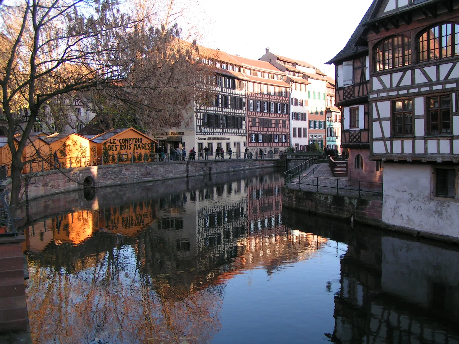 Chalés de mercado de Natal e casas históricas junto ao canal no bairro Petite France, em Estrasburgo.