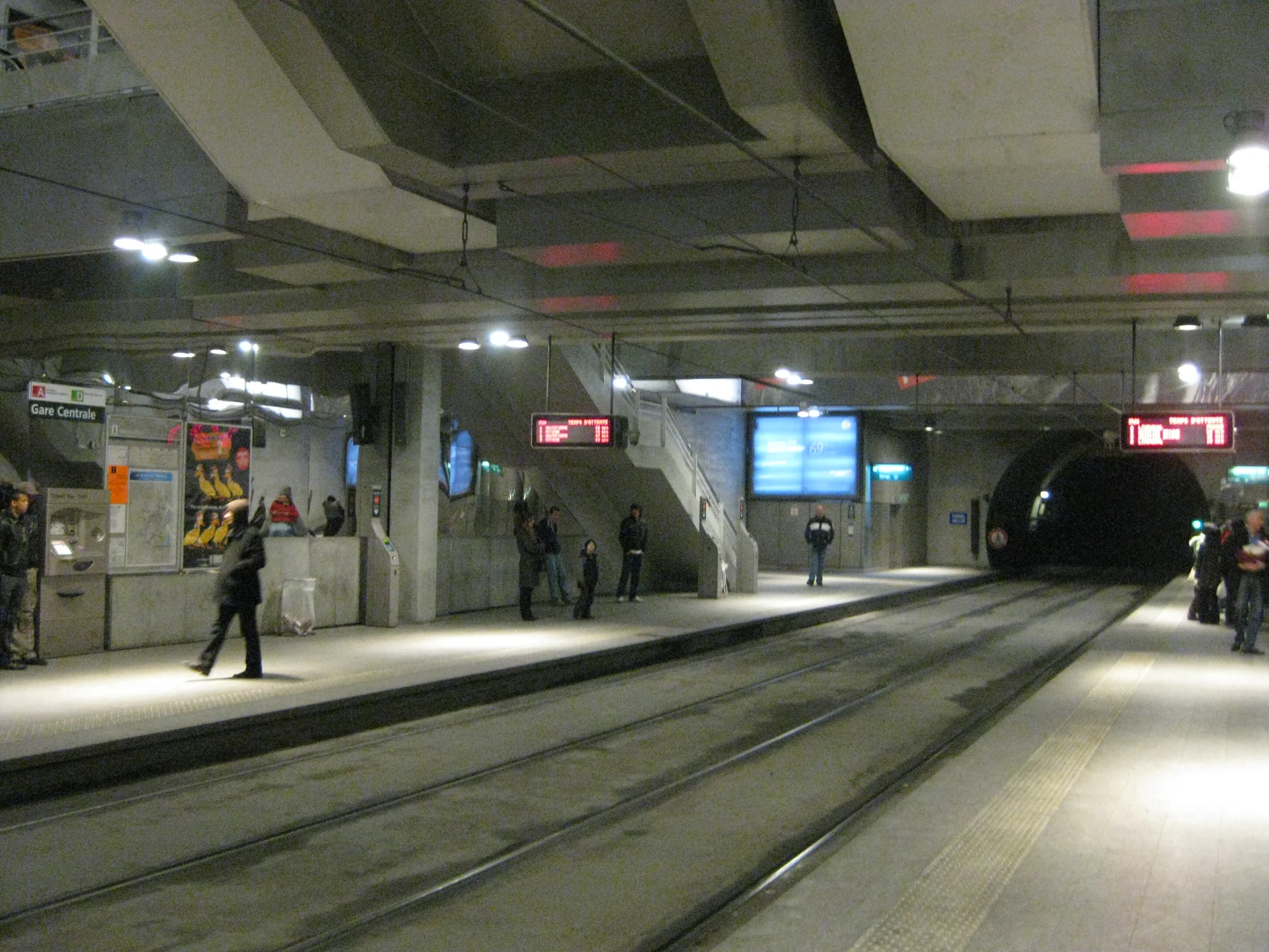 Plataforma do tram na Gare Centrale de Estrasburgo, ponto de chegada para o centro histórico.