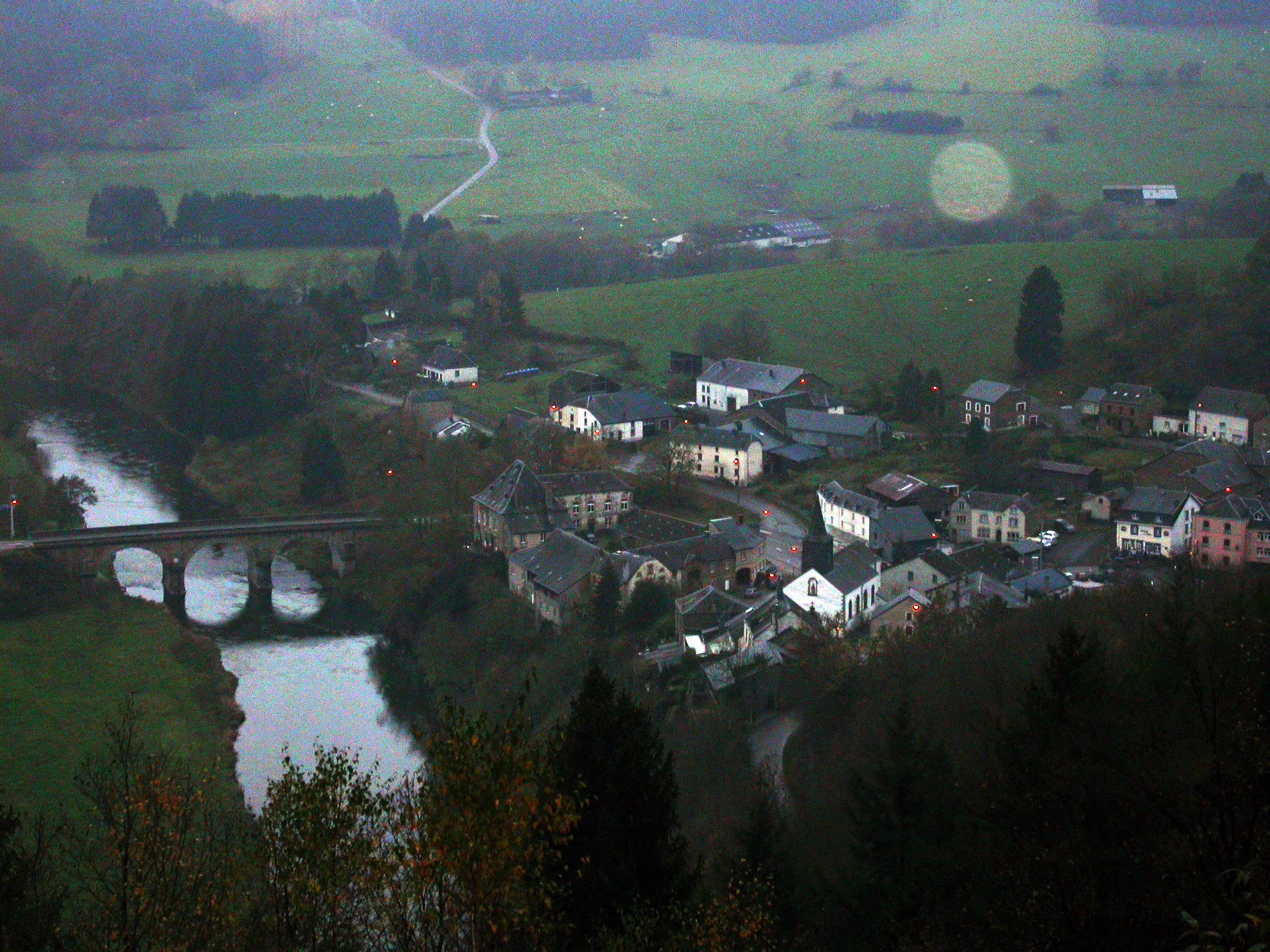 Vale do rio Semois e a vila de Dohan vistos ao entardecer do mirante de Viaumont, em Bouillon