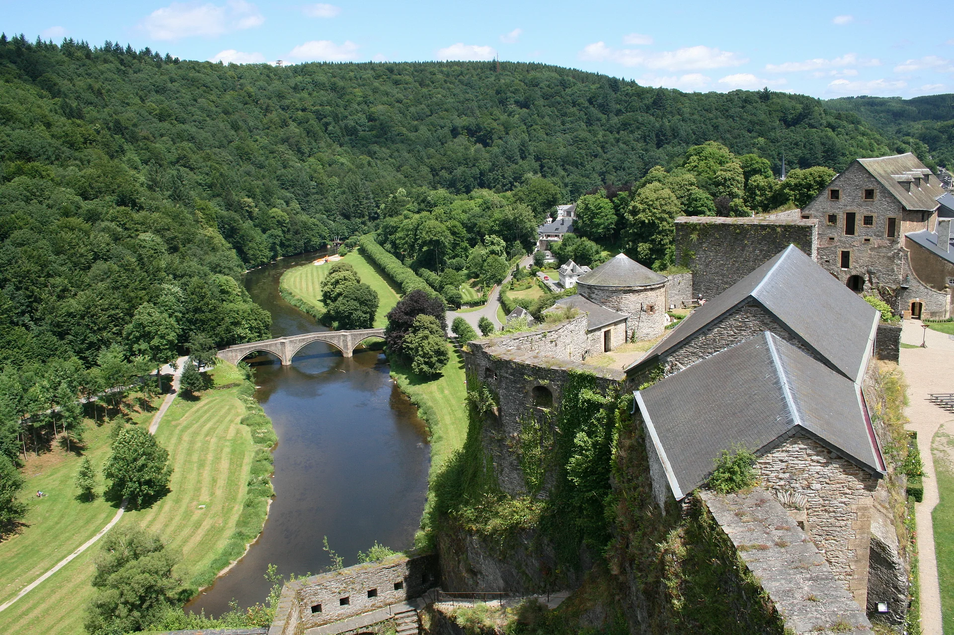 Castelo de Bouillon acima de ponte e do rio Semois na cidade