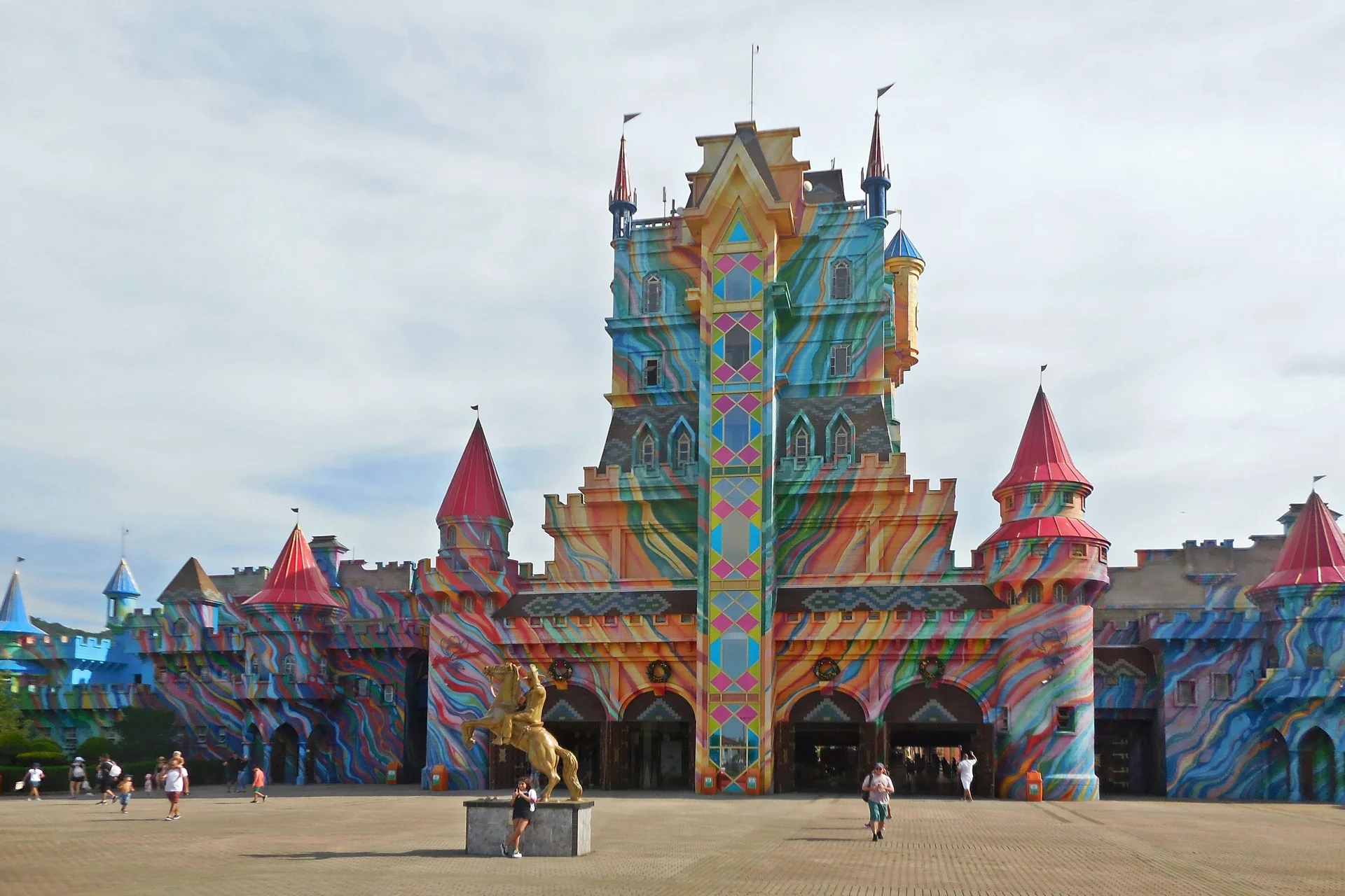 Fachada colorida do Castelo das Nações, na entrada do Beto Carrero World, em Penha