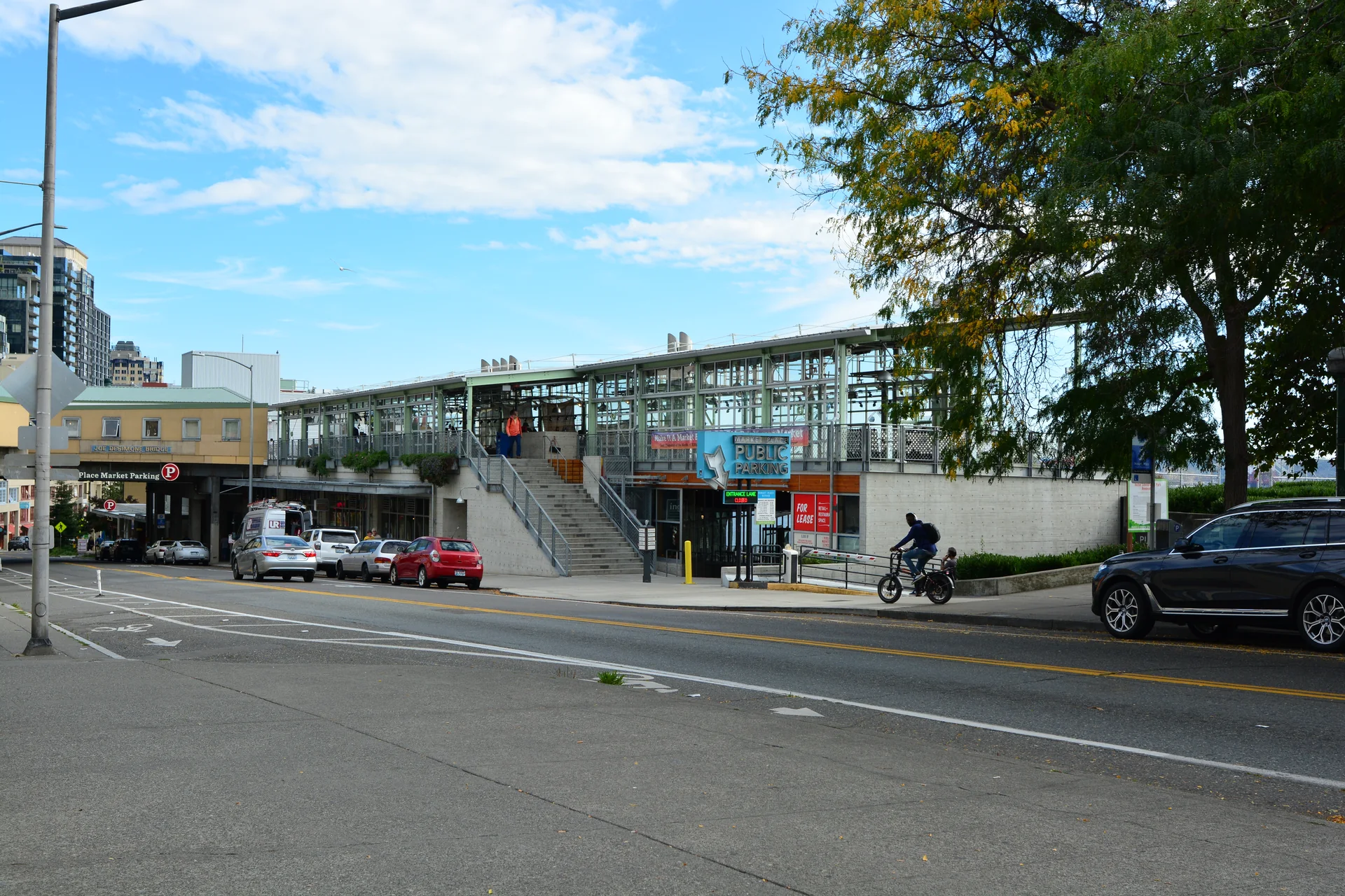 Estrutura do MarketFront do Pike Place Market em um dia claro, vista da rua em Seattle.